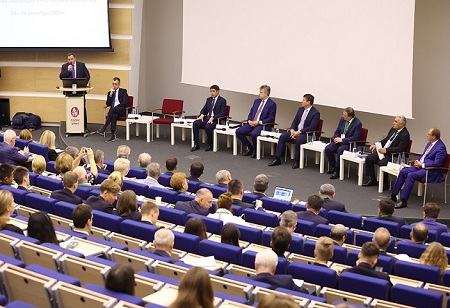 Andrei Rudskoi of SPbPU serves as the conference's moderator